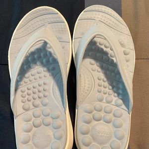 CROCS Reviva Flip Flop Sandals in Light Blue/White. Size 7.